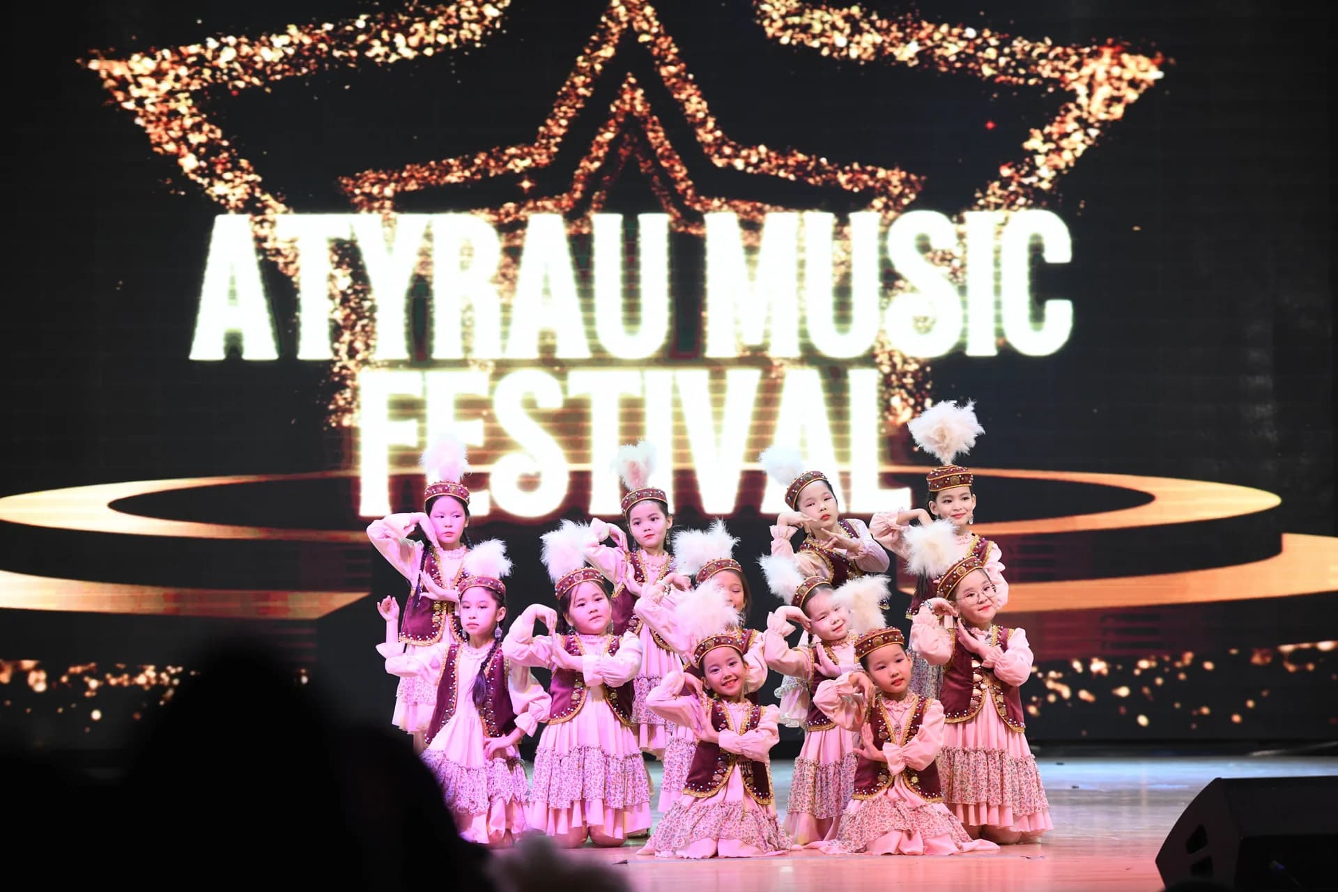 Танцевальная группа на сцене Atyrau Music Festival